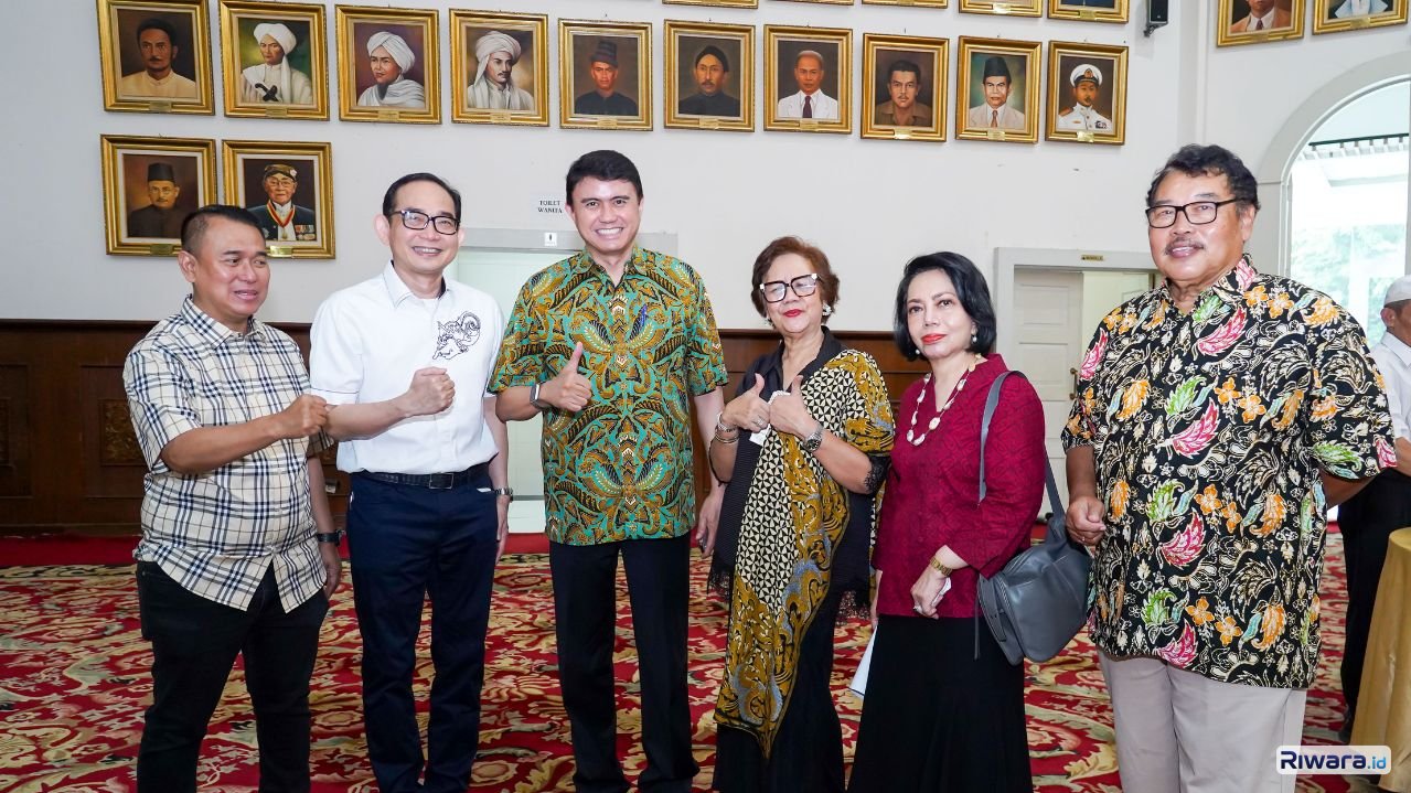 Ketua Panitia Family Gathering IKPNI 2026 Roy Yamin bersama keluarga besar keturunan Pahlawan Nasional Indonesia dalam kegiatan silaturahmi lintas generasi di Jakarta Sabtu 24 Mei 2026